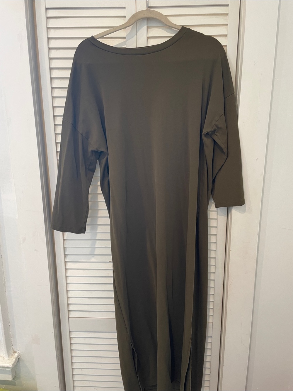 Relaxed Olive Green Maxi Dress with Three-Quarter Sleeves